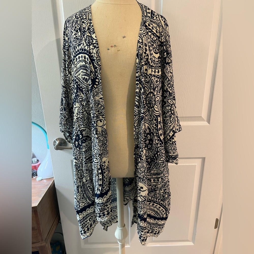Cream and navy floral kimono